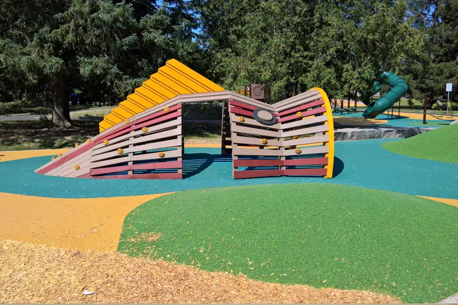 Playground structure photo showing EVERPLAY surfacing insitu materials